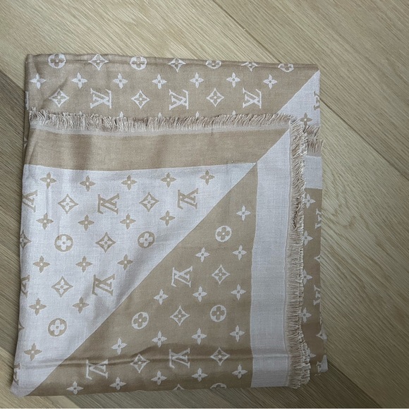 Louis Vuitton Monogram Shawl - Picture 4 of 4